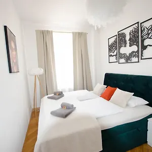 Apartment Casarina - Stilvoller Altbau In Zentraler Lage 